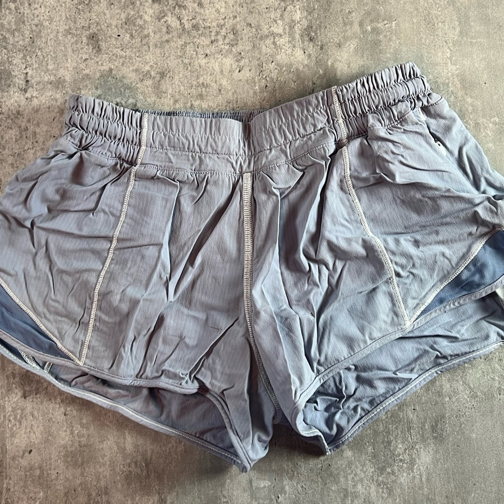 Lululemon Hotty Hot 2.5 inch Lined Short Size 4